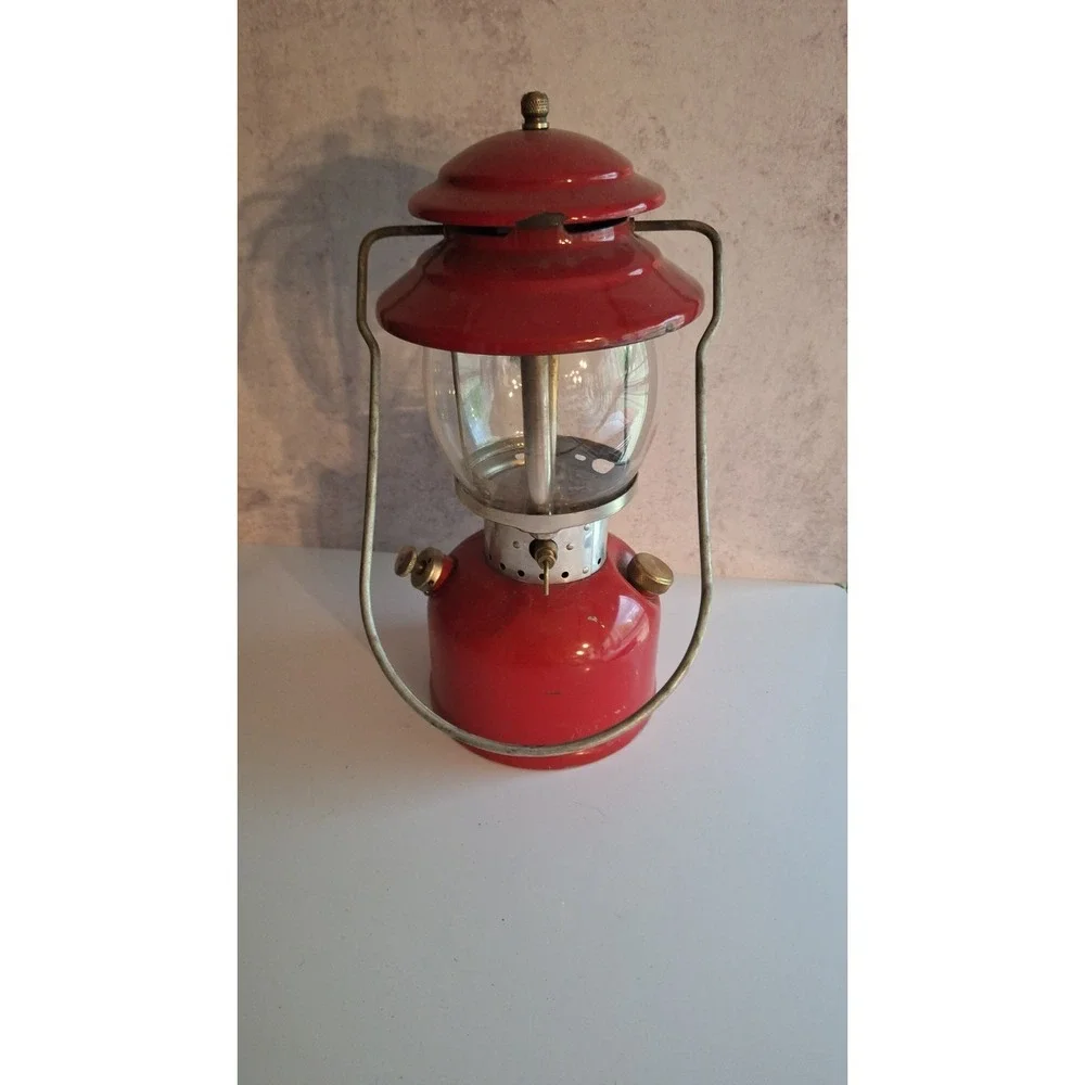 VINTAGE COLEMAN 200A CAMP LANTERN SINGLE MANTLE RED GAS LANTERN USA MADE